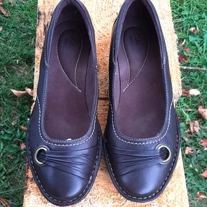 LADIES CLARKS Genuine Leather Flats shoes Brown color Size 8